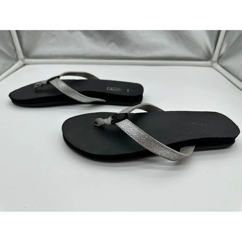 Yellow Box Womens Flip Flop Sandals Silver Glitter Straps Black Foam Size 10.5in - Picture 2 of 6